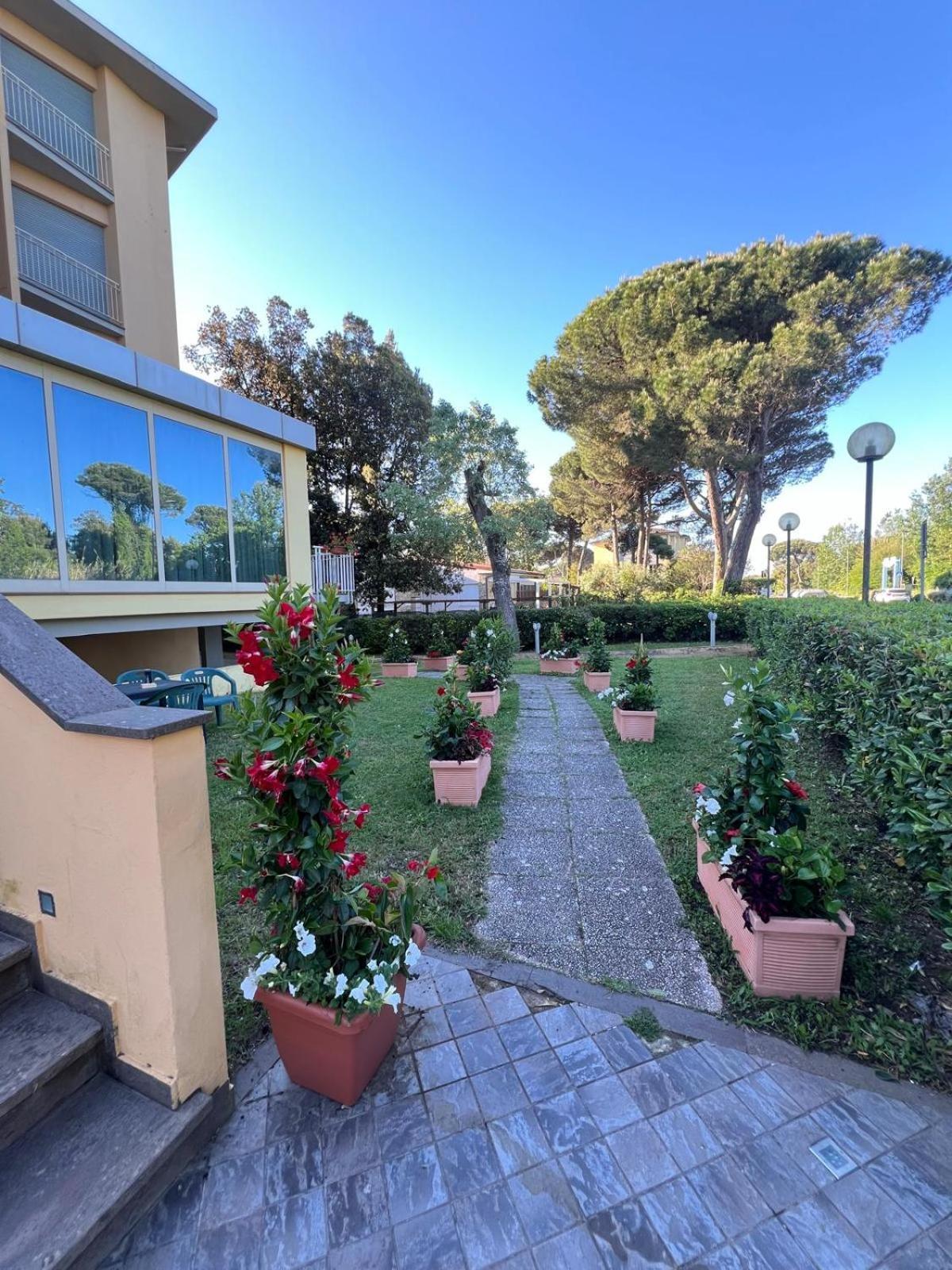 Hotel Florida Tirrenia Esterno foto
